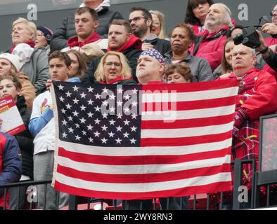 St Louis, Stati Uniti. 8 aprile 2024. I tifosi sul ponte superiore sventolano una bandiera americana durante il canto dell'inno nazionale prima di una partita tra il St Louis Cardinals e i Miami Marlins al Busch Stadium di St Louis giovedì 4 aprile 2024. Foto di Bill Greenblatt/UPI credito: UPI/Alamy Live News Foto Stock