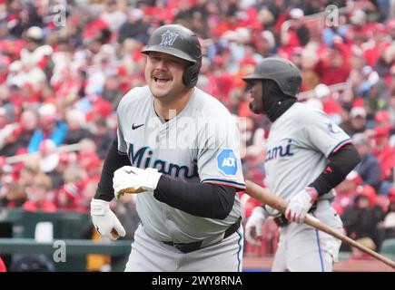 St Louis, Stati Uniti. 4 aprile 2024. Miami Marlins Jake Burger celebra il suo fuoricampo solista mentre corre al dugout nel quarto inning contro i St. Louis Cardinals al Busch Stadium di St Louis giovedì 4 aprile 2024. Foto di Bill Greenblatt/UPI credito: UPI/Alamy Live News Foto Stock