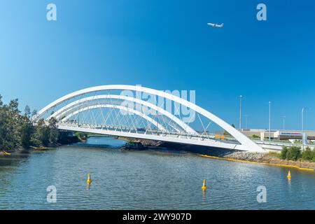 Il nuovo ponte Twin Arch sul canale di Alexandra all'Aeroporto di Sydney in Australia. Il ponte fa parte dell'espansione stradale del "Sydney Gateway". Foto Stock