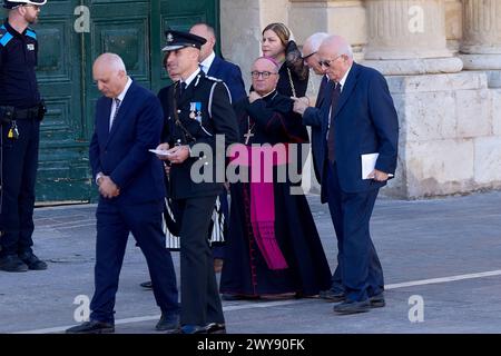 L'arcivescovo di Malta Charles Jude Scicluna C cammina fino al Palazzo dei Gran Maestri davanti al presidente eletto Myriam Spiteri Debono non in foto che presta giuramento a la Valletta, Malta, il 4 aprile 2023. Spiteri Debono ha prestato giuramento come presidente dopo essere stata nominata all'unanimità da una risoluzione della camera dei rappresentanti maltese per un mandato di cinque anni. Myriam Spiteri Debono giurò come nuovo presidente maltese Foto Stock