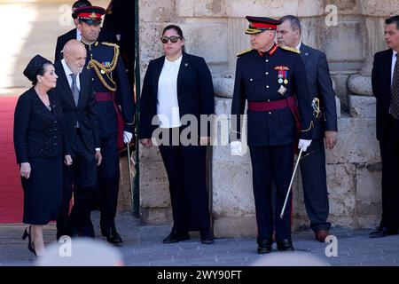 Il presidente eletto di Malta Myriam Spiteri Debono L e suo marito Anthony Spiteri Debono 2° L escono dal Palazzo dei grandi Maestri dopo aver prestato giuramento a la Valletta, Malta, il 4 aprile 2023. Spiteri Debono ha prestato giuramento come presidente dopo essere stata nominata all'unanimità da una risoluzione della camera dei rappresentanti maltese per un mandato di cinque anni. Myriam Spiteri Debono giurò come nuovo presidente maltese Foto Stock