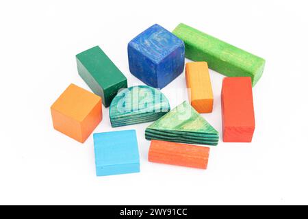 Blocchi in legno di forme e colori diversi isolati su sfondo bianco. Foto Stock