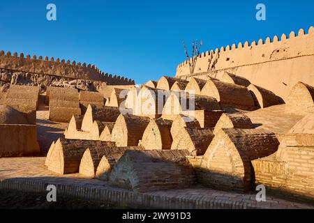 Antico monumento al cimitero vicino alla fortezza delle mura della città vecchia a Itchan Kala di Khiva in Uzbekistan. Foto Stock