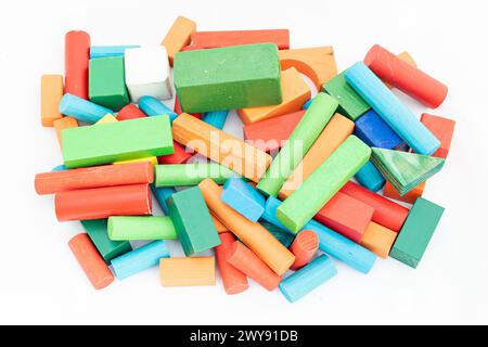 Forme e colori diversi di blocchi di giocattoli in legno su sfondo bianco isolato Foto Stock