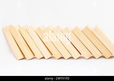 Set di domino in legno vuoto isolato su sfondo bianco. Concetto di effetto domino. Copia spazio. Foto Stock