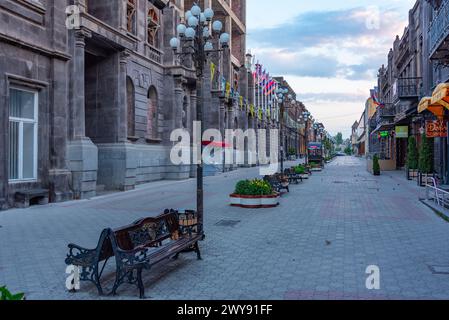 Gyumri, Armenia, 3 settembre 2023: Vista al tramonto di una strada nel centro di Gyumri, Armenia Foto Stock