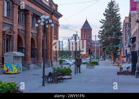 Gyumri, Armenia, 3 settembre 2023: Vista al tramonto di una strada nel centro di Gyumri, Armenia Foto Stock