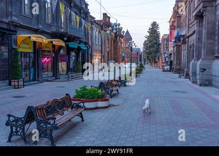 Gyumri, Armenia, 3 settembre 2023: Vista al tramonto di una strada nel centro di Gyumri, Armenia Foto Stock