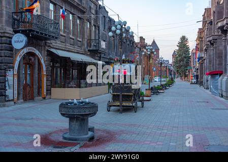 Gyumri, Armenia, 3 settembre 2023: Vista al tramonto di una strada nel centro di Gyumri, Armenia Foto Stock