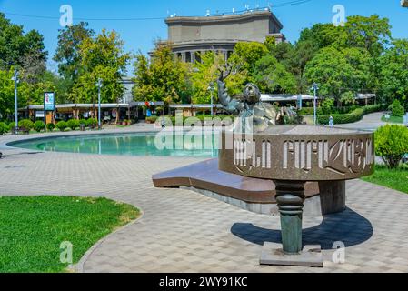 Erevan, Armenia, 4 settembre 2023: Statua di Arno Babajanyan a Erevan, Armenia Foto Stock