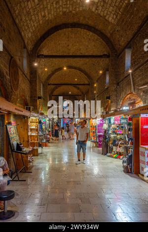 Sarajevo, Bosnia ed Erzegovina, 15 luglio 2023: Mercato del Bezistan nella città vecchia di Sarajevo, Bosnia ed Erzegovina Foto Stock