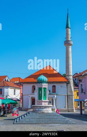 Tuzla, Bosnia ed Erzegovina, 19 luglio 2023: Giornata estiva nella piazza della libertà nella città bosniaca di Tuzla Foto Stock