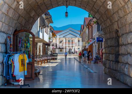 Visegrad, Bosnia ed Erzegovina, 21 luglio 2023: Giornata di sole in una strada di Andricgrad, Visegrad, Bosnia ed Erzegovina Foto Stock