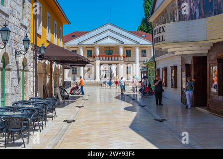 Visegrad, Bosnia ed Erzegovina, 21 luglio 2023: Giornata di sole in una strada di Andricgrad, Visegrad, Bosnia ed Erzegovina Foto Stock