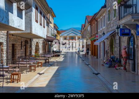 Visegrad, Bosnia ed Erzegovina, 21 luglio 2023: Giornata di sole in una strada di Andricgrad, Visegrad, Bosnia ed Erzegovina Foto Stock