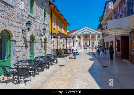 Visegrad, Bosnia ed Erzegovina, 21 luglio 2023: Giornata di sole in una strada di Andricgrad, Visegrad, Bosnia ed Erzegovina Foto Stock