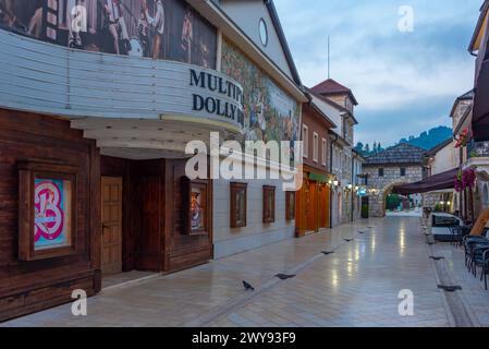 Visegrad, Bosnia ed Erzegovina, 21 luglio 2023: Via illuminata ad Andricgrad, Visegrad, Bosnia ed Erzegovina Foto Stock