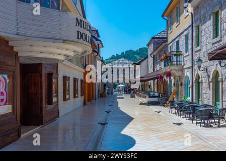 Visegrad, Bosnia ed Erzegovina, 21 luglio 2023: Giornata di sole in una strada di Andricgrad, Visegrad, Bosnia ed Erzegovina Foto Stock