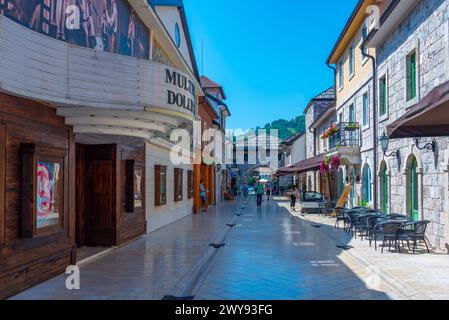 Visegrad, Bosnia ed Erzegovina, 21 luglio 2023: Giornata di sole in una strada di Andricgrad, Visegrad, Bosnia ed Erzegovina Foto Stock