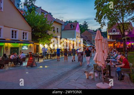 Zagabria, Croazia, 30 giugno 2023: Tramonto su una strada nella città vecchia di Zagabria, Croazia Foto Stock