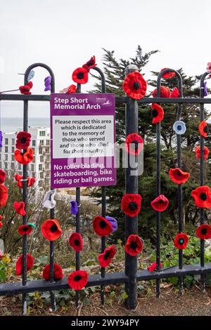 Insegna, fiori all'uncinetto, Road of Remembrance, Folkestone, Kent, gran Bretagna Foto Stock