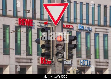 I semafori sono passati al rosso e i segnali stradali che danno il via, Germania Foto Stock