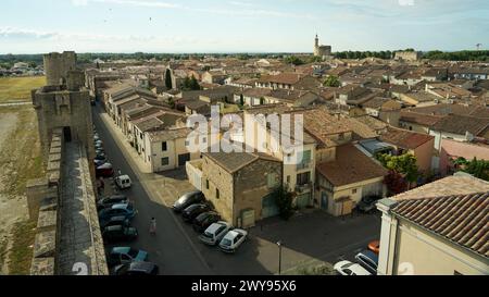 Aigues Mortes, Francia - giugno 26 2021: Veduta aerea paromica della città medievale con la Torre della Costanza e i bastioni Foto Stock