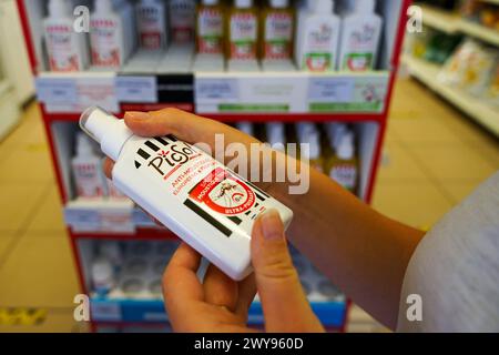 Camargue, Francia - giugno 28 2021: Repellente per zanzare tropicale Picsol con alto DEET saccheggiato nella mano della donna in farmacia Foto Stock