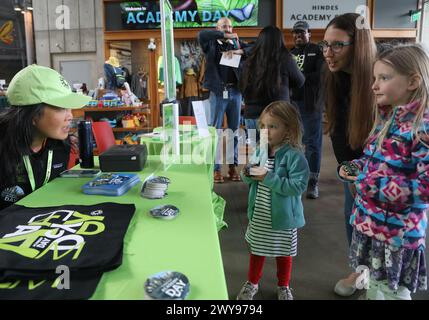 San Francisco, Stati Uniti. 4 aprile 2024. Le persone visitano la California Academy of Sciences durante l'Academy Day a San Francisco, California, Stati Uniti, 4 aprile 2024. La California Academy of Sciences ha celebrato il suo 171° anniversario con varie attività giovedì. Crediti: Liu Yilin/Xinhua/Alamy Live News Foto Stock
