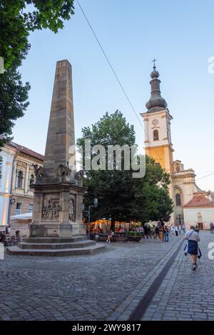 Cluj-Napoca, Romania, 12 agosto 2023: Vista al tramonto della colonna Carolina nella città vecchia di Cluj-Napoca, Romania Foto Stock
