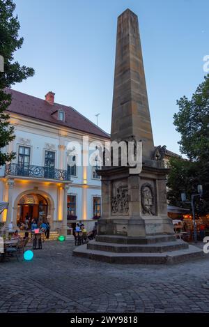 Cluj-Napoca, Romania, 12 agosto 2023: Vista al tramonto della colonna Carolina nella città vecchia di Cluj-Napoca, Romania Foto Stock