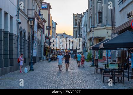 Bucarest, Romania, 20 agosto 2023: Persone che si godono la vita notturna nella città vecchia di Bucarest, Romania Foto Stock