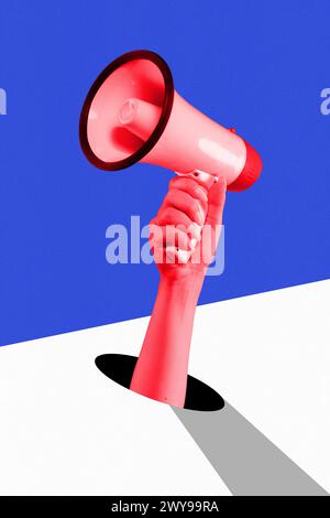 Poster. Collage d'arte contemporanea. La mano con effetto monocromatico rosa trattiene l'altoparlante dal foro nello spazio bianco. Foto Stock