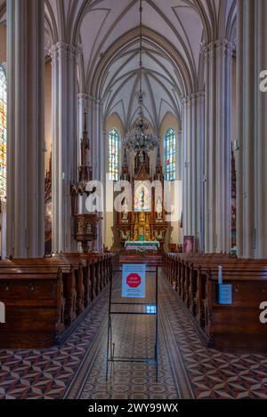 Novi Sad, Serbia, 23 luglio 2023: Interno del nome di Maria chiesa cattolica nella città serba Novi Sad Foto Stock