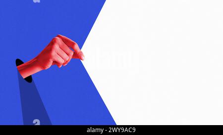 Poster. Collage d'arte contemporanea. La mano rosa monocromatica regge la figura geometrica bianca con spazio negativo per inserire il testo. Foto Stock
