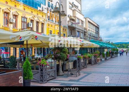 NIS, Serbia, 27 luglio 2023: Strada commerciale nel centro di Nis, Serbia Foto Stock