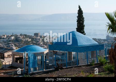 Oggi sito della Tomba di Rabbi Akiva, uno dei principali studiosi ebrei dell'era talmudica, su una collina a Tiberiade, sopra il Mar di Galilea nel nord Foto Stock