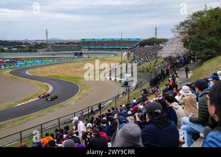 Suzuka, Giappone. 5 aprile 2024. Gli spettatori guardano la sessione di prove del Gran Premio del Giappone di Formula 1 a Suzuka, Giappone, 5 aprile 2024. Crediti: Zhang Xiaoyu/Xinhua/Alamy Live News Foto Stock