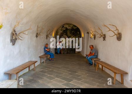 Predjama, Slovenia, 27 giugno 2023: Camere del castello di Predjama in Slovenia Foto Stock