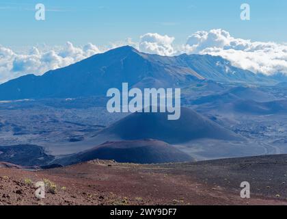 Uno scatto panoramico del cratere Haleakala dal sentiero Pa Ka'oao, dal Parco Nazionale di Haleakala, Maui, Hawaii, Stati Uniti. Foto Stock