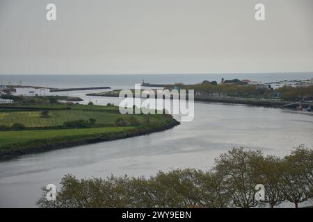 Magnifica vista della città di Vila do Conde e della foce del fiume Ave dal punto panoramico di Santa Clara (Vila do Conde), nel distretto di Vila do Conde Foto Stock