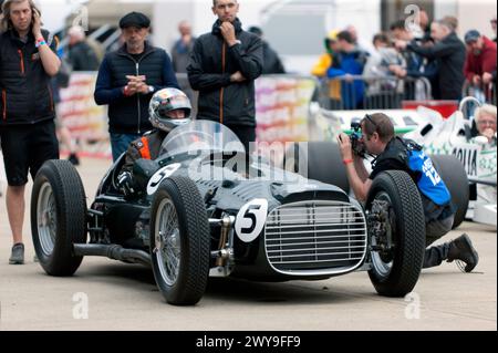 Una versione continuativa della leggendaria BRM V16 Formula 1 pre-bellica, nel paddock internazionale, al Silverstone Festival 2023. Foto Stock