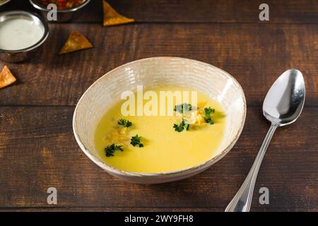 Vista dall'alto della zuppa di mais italiana su un tavolo di legno Foto Stock