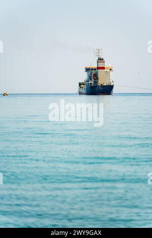 Petroliera chimica ancorata nel Mar Mediterraneo in una giornata nuvolosa Foto Stock