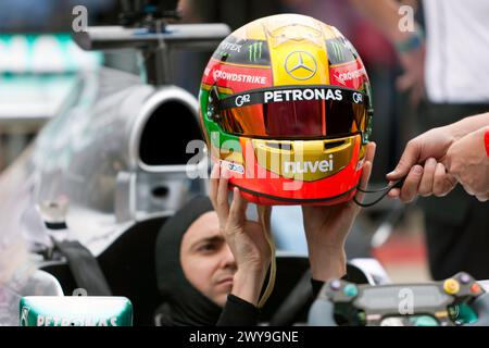 Esteban Gutierrez si prepara a guidare la Mercedes F1 W04 di Lewis Hamilton, per il 75° anniversario della dimostrazione del Post '66, Gran Premio a Silverstone Foto Stock