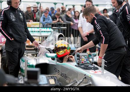 Esteban Gutierrez si prepara a guidare la Mercedes F1 W04 di Lewis Hamilton, per il 75° anniversario della dimostrazione del Post '66, Gran Premio a Silverstone Foto Stock