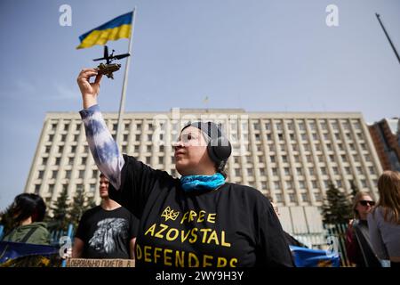 L'attivista Ucraina Anna Kurtsanovskaya mostra un elicottero come simbolo dei difensori di Mariupol in una manifestazione pubblica. Kiev - 31 marzo 2024 Foto Stock