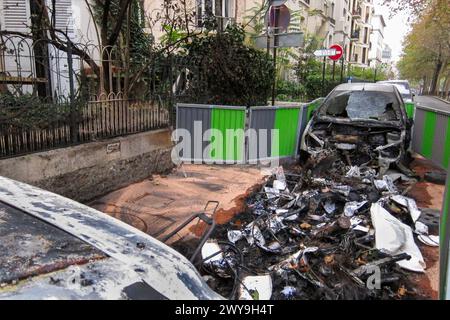 Parigi, Francia, bruciato auto parcheggiata in strada Foto Stock