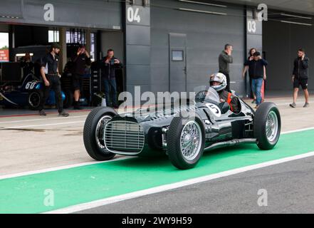 Una versione continuativa della leggendaria BRM V16 Formula 1 pre-bellica, presentata al Silverstone Festival del 2023. Foto Stock