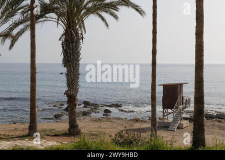 Torre di Guardia sul mare tra le Palme, Cipro Foto Stock